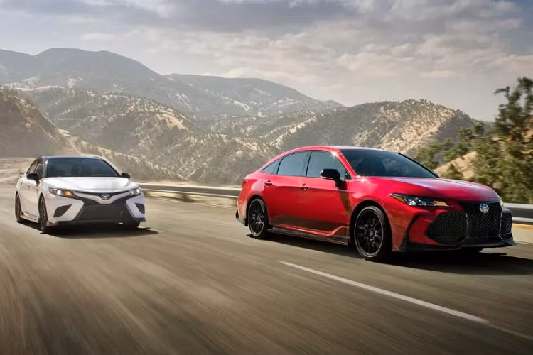 Thú vị là Toyota Avalon 2020 mới còn sở hữu một phiên bản thể thao khác với ngoại hình cũng hầm hố tương tự là Avalon XSE. Nhưng bản này có giá rẻ hơn rất nhiều, chỉ 39.255 USD.