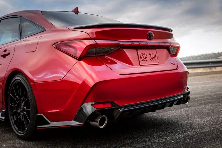 Avalon sử dụng động cơ V6 3.5 lít sản sinh công suất tối đa 301 mã lực và mô men xoắn cực đại 362 Nm. Kết hợp cùng hộp số tự động 8 cấp và lẫy chuyển số thể thao trên vô lăng.