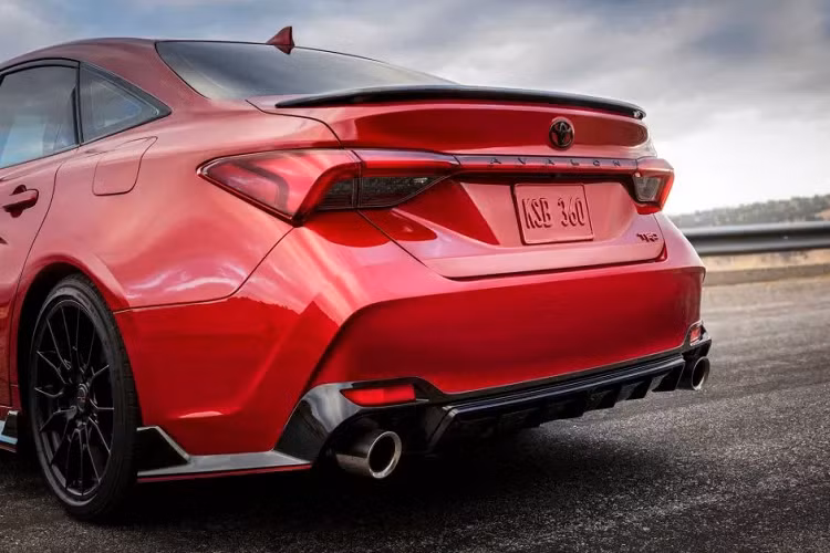 Avalon sử dụng động cơ V6 3.5 lít sản sinh công suất tối đa 301 mã lực và mô men xoắn cực đại 362 Nm. Kết hợp cùng hộp số tự động 8 cấp và lẫy chuyển số thể thao trên vô lăng.