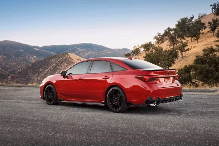 Nội thất Toyota Avalon độ TRD chính hãng sở hữu ghế trước Sport SofTex màu đen bọc da lộn có các chi tiết thêu màu đỏ. Logo TRD cũng xuất hiện trên tựa đầu ghế và thảm sàn viền đỏ.