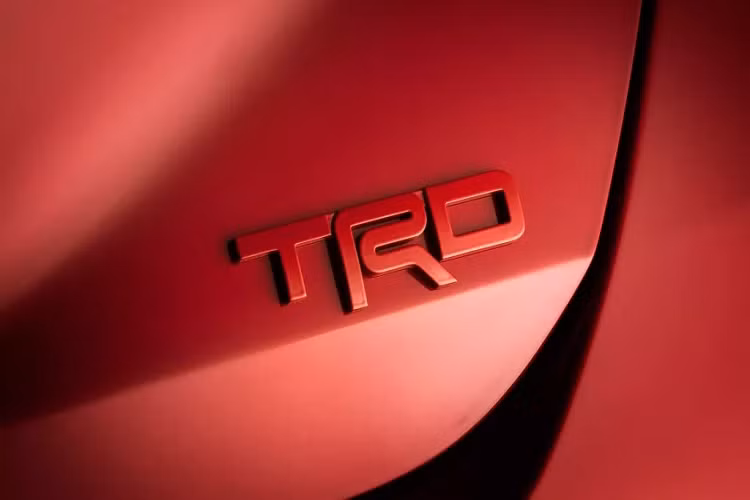 Ngoài ra còn có cảnh báo điểm mù Blind Spot Monitor, hỗ trợ lùi xe Back Guide Monitor, tự phanh khi có xe băng qua phía sau Rear Cross Traffic Braking system, camera Panoramic...