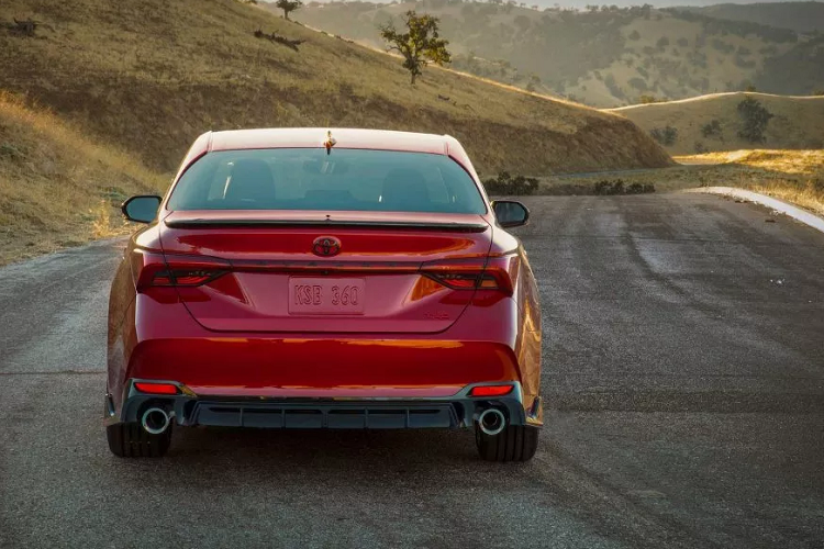 Toyota Avalon thế hệ mới được phát triển trên khung gầm TNGA với kích thước dài hơn, rộng hơn và thấp hơn so với trước. Cụ thể kích thước dài x rộng x cao của xe lần lượt là 4.978 x 1.849 x 1.435 mm, cùng chiều dài trục cơ sở là 2.870 mm. Thế hệ thứ 5 của Avalon đã chứng minh rằng thời đại của những chiếc saloon truyền thống vẫn chưa kết thúc. Thiết kế mới của xe mang nhiều nét giao hưởng từ những dòng xe sang.