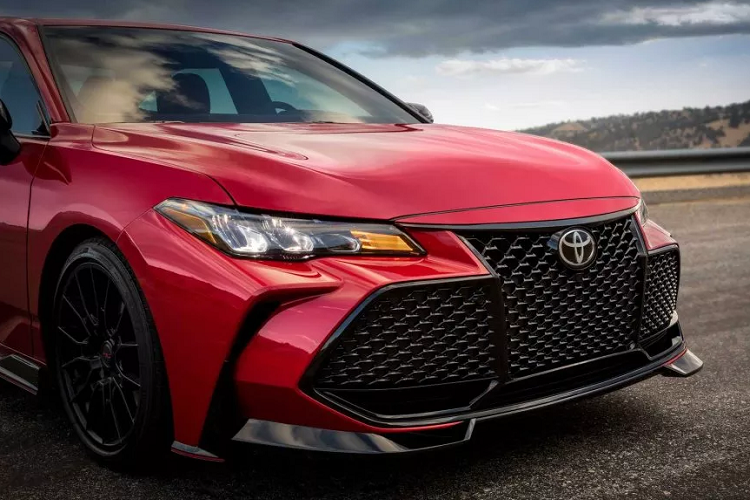 Toyota còn đầu tư nhiều công nghệ an toàn trên Avalon mới như: Toyota Safety Sense P với hệ thống tiền va chạm có thể phát hiện người đi đường, hệ thống điều khiển hành trình Radar Cruise Control ở mọi dải tốc độ, hệ thống cảnh báo rời làn đường với chức năng hỗ trợ vô lăng và đèn pha tự động.