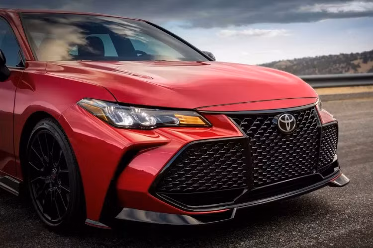 Toyota còn đầu tư nhiều công nghệ an toàn trên Avalon mới như: Toyota Safety Sense P với hệ thống tiền va chạm có thể phát hiện người đi đường, hệ thống điều khiển hành trình Radar Cruise Control ở mọi dải tốc độ, hệ thống cảnh báo rời làn đường với chức năng hỗ trợ vô lăng và đèn pha tự động.