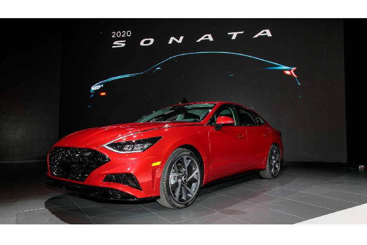 Hyundai cũng cung cấp nhiều trang bị khác như đèn pha LED kiểu ma trận, hàng ghế trước thông gió, ghế lái và gương bên ngoài nhớ vị trí, màn hình hiển thị màu sắc và bảng điều khiển bọc giả da cao cấp. Ngoài ra, Sonata còn bao gồm các tính năng an toàn bổ sung bao gồm: cảm biến đỗ xe phía trước và phía sau, màn hình quan sát xung quanh, hỗ trợ đỗ xe từ xa, màn hình quan sát điểm mù và tránh va chạm đỗ xe phía sau.