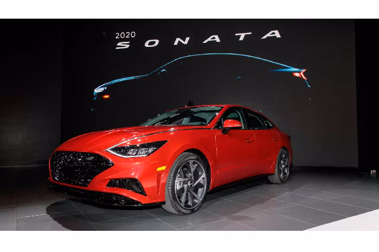 Hyundai cũng cung cấp nhiều trang bị khác như đèn pha LED kiểu ma trận, hàng ghế trước thông gió, ghế lái và gương bên ngoài nhớ vị trí, màn hình hiển thị màu sắc và bảng điều khiển bọc giả da cao cấp. Ngoài ra, Sonata còn bao gồm các tính năng an toàn bổ sung bao gồm: cảm biến đỗ xe phía trước và phía sau, màn hình quan sát xung quanh, hỗ trợ đỗ xe từ xa, màn hình quan sát điểm mù và tránh va chạm đỗ xe phía sau.