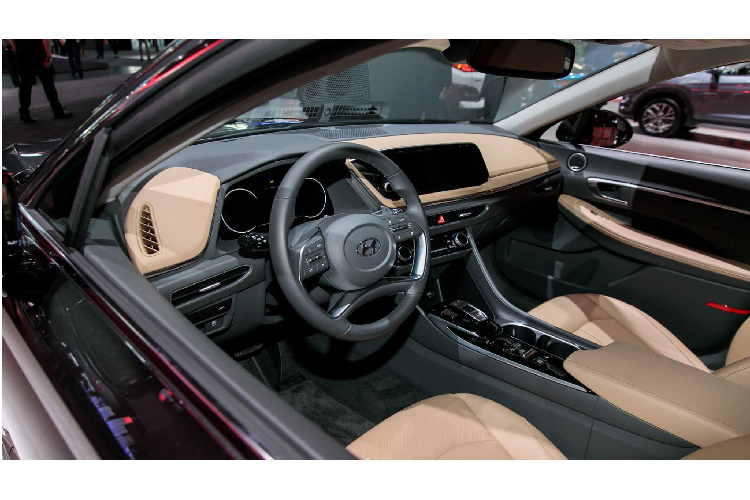 Hyundai Sonata phiên bản SEL tiêu chuẩn sử dụng động cơ 4 xy-lanh thẳng hàng (I4) dung tích 2.5L hút khí tự nhiên cho công suất tối đa 191 mã lực và sử dụng kết hợp với hộp số tự động 8 cấp (8AT). Trong khi đó, bản Sonata SEL Plus dùng động cơ 1.6L tăng áp cho công suất tối đa 180 mã lực.