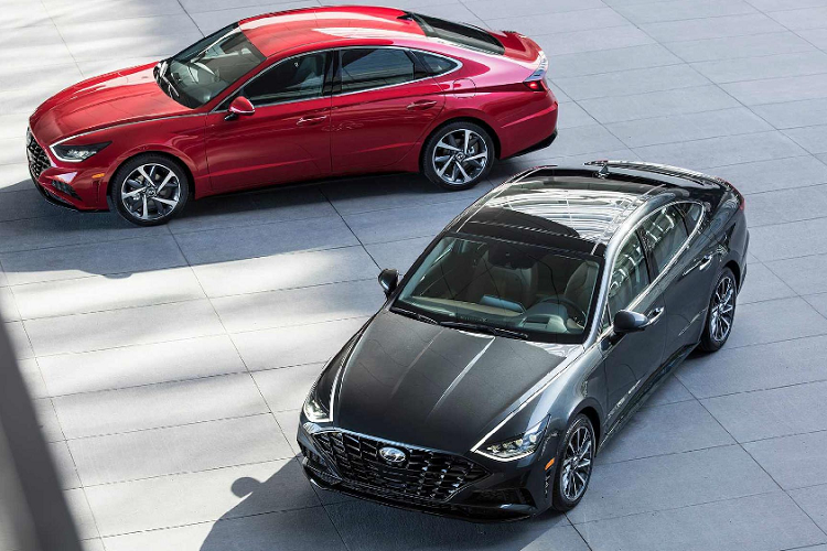 So với thế hệ thứ 7 trước đó khá nhạt nhòa, Hyundai Sonata thế hệ thứ 8 hoàn toàn mới đã hoàn toàn “lột xác” với thiết kế táo bạo hơn theo phong cách sedan coupe 4 cửa. Có thể nói, Sonata mới đã gây được cảm xúc mạnh mẽ tương tự như thế hệ thứ 6 ra đời vào năm 2009 vốn nhận được rất nhiều sự khen ngợi từ giới chuyên môn.