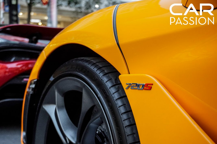 Chiếc siêu xe McLaren 720S của Cường Đô la sử dụng bộ mâm 5 chấu kép hình nan hoa được sơn đèn mờ, đi kèm với bộ lốp hàng hiệu Pirelli P Zero.