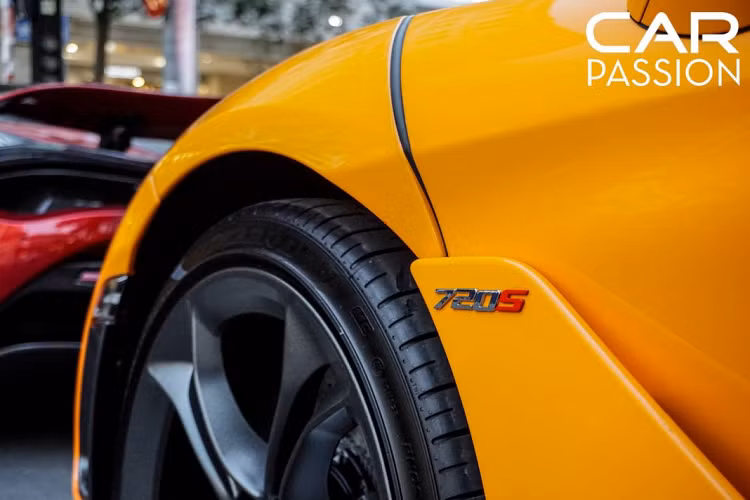 Chiếc siêu xe McLaren 720S của Cường Đô la sử dụng bộ mâm 5 chấu kép hình nan hoa được sơn đèn mờ, đi kèm với bộ lốp hàng hiệu Pirelli P Zero.