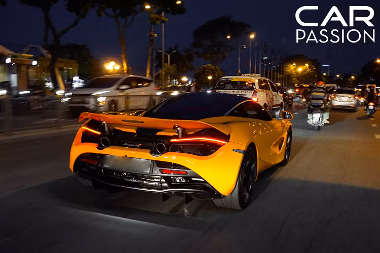 Kết hợp cùng hộp số 7 cấp bán tự đông ly hợp kép, McLaren 720S chỉ cần 2,7 giây để tăng tốc từ 0 – 100 km/h và 7,8 giây để tăng tốc lên 200 km/h.