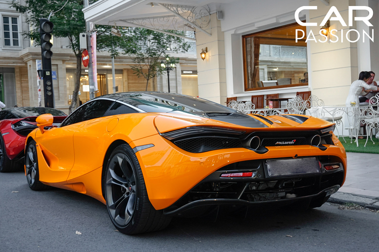 McLaren 720S thuộc dòng sản phẩm Super Series của hãng xe Anh Quốc, ra đời để thay thế cho chiếc 650S vốn dĩ được rất nhiều người chơi xe yêu mến tại Việt Nam. 720S là bước nhảy vọt của McLaren về mặt thiết kế, việc áp dụng ngôn ngữ thiết kế mới hoàn toàn giúp xe có một “vẻ ngoài” đậm chất khí động học hơn.