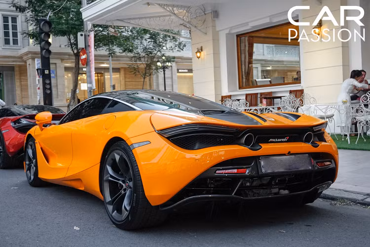 McLaren 720S thuộc dòng sản phẩm Super Series của hãng xe Anh Quốc, ra đời để thay thế cho chiếc 650S vốn dĩ được rất nhiều người chơi xe yêu mến tại Việt Nam. 720S là bước nhảy vọt của McLaren về mặt thiết kế, việc áp dụng ngôn ngữ thiết kế mới hoàn toàn giúp xe có một “vẻ ngoài” đậm chất khí động học hơn.