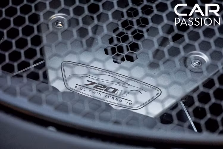 Hiện chưa rõ mức giá xe McLaren 720S tại Việt Nam là bao nhiêu. Các chuyên gia dự đoán, doanh nhân Quốc Cường có thể phải bỏ ra tối thiểu 20 tỷ đồng thì mới có thể cho lăn bánh một chiếc McLaren 720S trên đường phố Việt Nam