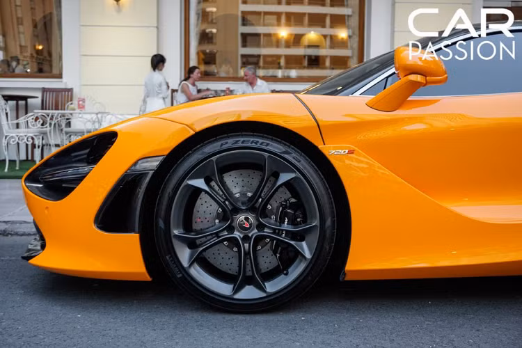 Bên cạnh đó, McLaren trang bị cho 720S hệ thống phanh đĩa gốm carbon hiệu năng cao với cùm phanh được sơn đen bóng. 720S có khả năng phanh khẩn cấp từ 200 km/h xuống đến vị trí đứng yên chỉ mất vỏn vẹn 117 mét.