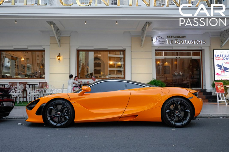 Phía sau đuôi xe còn là sự xuất hiện của một cánh gió to bản, có thể điều chỉnh bằng nút bấm và được thiết kế với kiểu dáng vừa thể thao vừa khí động học, gia tăng tối đa lực ép xuống cho thân xe khi vận hành ở vận tốc cao.