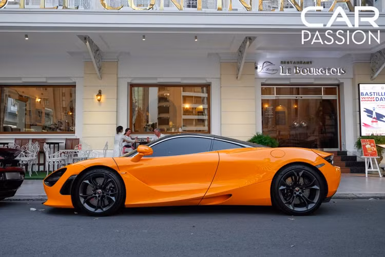 Phía sau đuôi xe còn là sự xuất hiện của một cánh gió to bản, có thể điều chỉnh bằng nút bấm và được thiết kế với kiểu dáng vừa thể thao vừa khí động học, gia tăng tối đa lực ép xuống cho thân xe khi vận hành ở vận tốc cao.