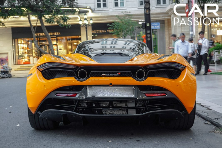 Nếu vậy là chưa đủ, McLaren còn “ép cân” mạnh mẽ cho chiếc 720S khi gần như toàn bộ các hệ thống an toàn hay điện tử đều được làm nhẹ hơn, cụ thể là nhẹ hơn đến 18 kg so với chiếc McLaren 650S.
