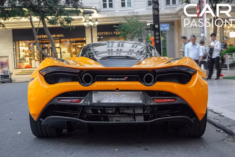Nếu vậy là chưa đủ, McLaren còn “ép cân” mạnh mẽ cho chiếc 720S khi gần như toàn bộ các hệ thống an toàn hay điện tử đều được làm nhẹ hơn, cụ thể là nhẹ hơn đến 18 kg so với chiếc McLaren 650S.