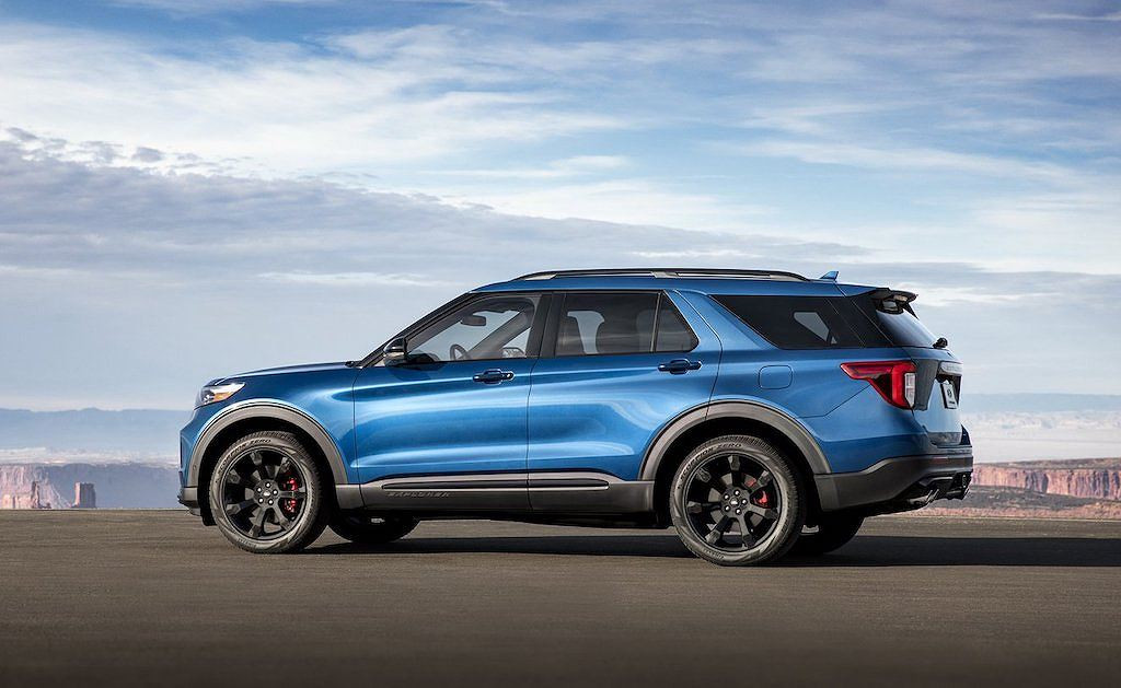 Thân xe bề thế vững chắc, có giá để đồ trên mui và bậc cửa khác biệt.