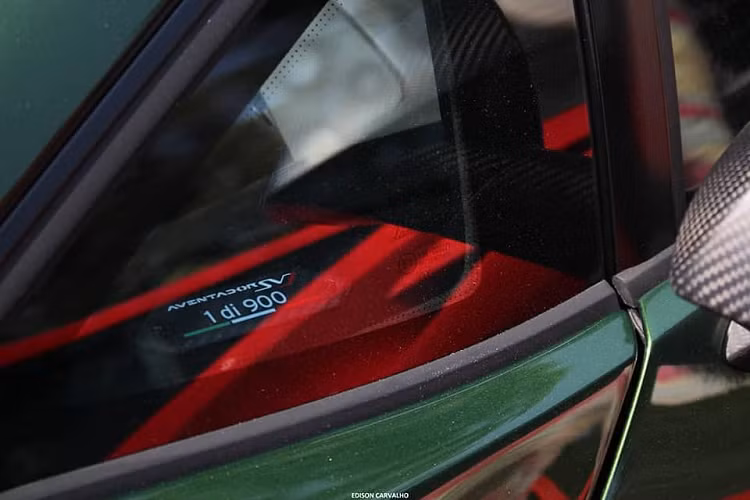 Khác biệt lớn nhất của SVJ đối với những dòng Aventador khác là bộ cánh gió và cản xe được tích hợp công nghệ ALA thế hệ thứ 2 của Lamborghini.