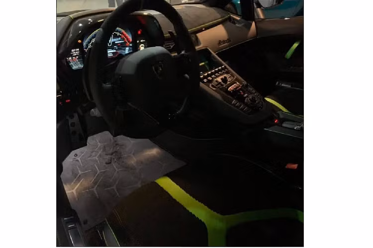 Giống với 962 chiếc Aventador SVJ còn lại, xe vẫn được trang bị động cơ V12, hút khí tự nhiên, dung tích 6.5 lít, tạo ra công suất tối đa 770 mã lực và mô-men xoắn cực đại.