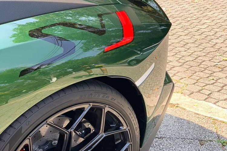 Xe được trang bị mâm thể thao đa chấu thể thao kích thước 20 inch ở bánh trước và 21 inch ở bánh sau. Mâm xe này được sơn màu đen bóng, sử dụng ốc khóa tâm màu đỏ. Bên trong là hệ thống phanh gốm – carbon hiệu suất cao với cùng phanh màu đỏ nổi bật.