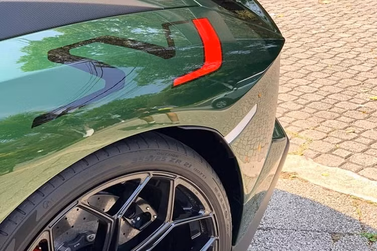 Xe được trang bị mâm thể thao đa chấu thể thao kích thước 20 inch ở bánh trước và 21 inch ở bánh sau. Mâm xe này được sơn màu đen bóng, sử dụng ốc khóa tâm màu đỏ. Bên trong là hệ thống phanh gốm – carbon hiệu suất cao với cùng phanh màu đỏ nổi bật.