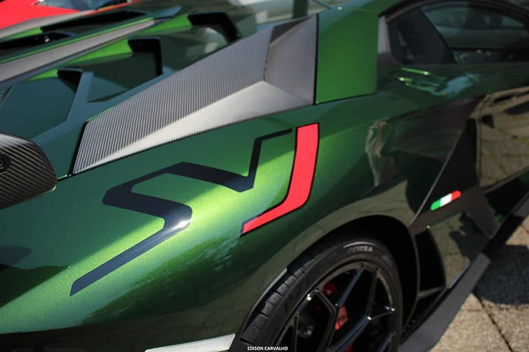 Ghế ngồi dạng ghế đua thiết kế cố định và được làm bằng sợi carbon. Loại vật liệu này cũng được sử dụng rộng rãi tại nhiều chi tiết khác bên trong khoang lái của xe.