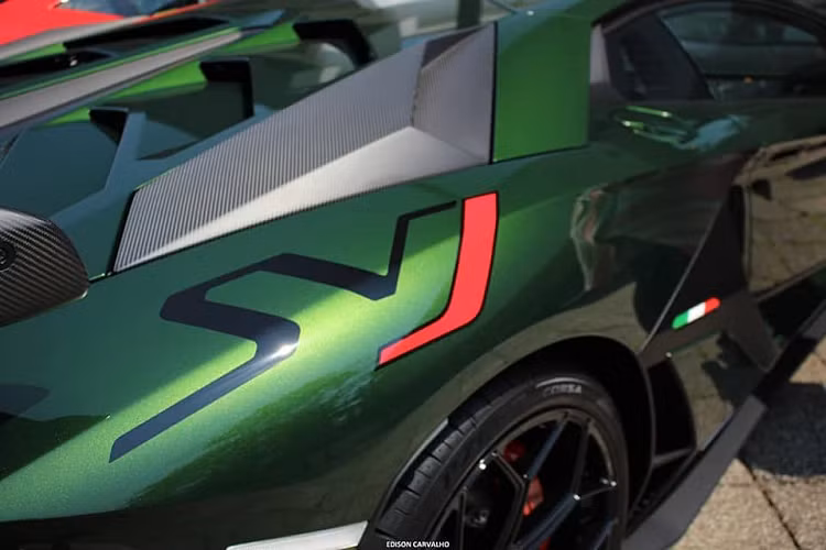 Ghế ngồi dạng ghế đua thiết kế cố định và được làm bằng sợi carbon. Loại vật liệu này cũng được sử dụng rộng rãi tại nhiều chi tiết khác bên trong khoang lái của xe.