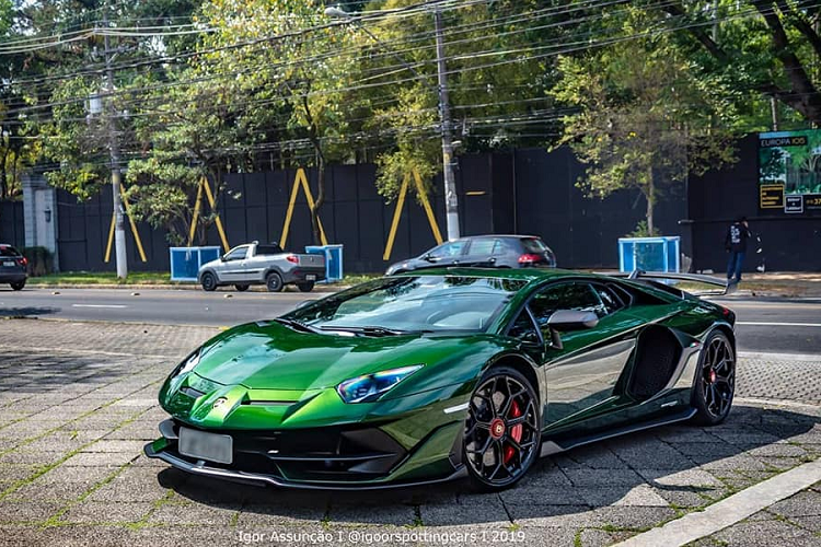 Thông qua bộ phận Ad Personam, chủ nhân của chiếc siêu xe Lamborghini Aventador SVJ trong bài viết này đã chọn màu sơn xanh lá ánh kim (Verde Ermes). Màu sơn này được đánh là là một màu sơn đẹp mắt và được rất ít người sử dụng trên chiếc Lamborghini của mình.