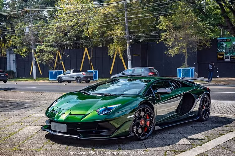 Thông qua bộ phận Ad Personam, chủ nhân của chiếc siêu xe Lamborghini Aventador SVJ trong bài viết này đã chọn màu sơn xanh lá ánh kim (Verde Ermes). Màu sơn này được đánh là là một màu sơn đẹp mắt và được rất ít người sử dụng trên chiếc Lamborghini của mình.