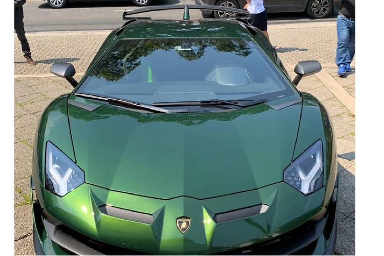 Màu sơn Verde Ermes trên Lamborghini Aventador SVJ được pha theo phong cách màu Metallic (kim loại) với phần nền màu xanh lá hòa quyện với một lớp sơn vàng trước khi được phủ bóng nhiều lớp nhằm hoàn thiện kiểu màu kim loại đặc trưng. Thêm vào đó, khi ra nắng, màu sơn vàng sẽ khiến màu xanh lá trở nên sáng hơn và tạo ra những hạt ánh kim đẹp mắt.