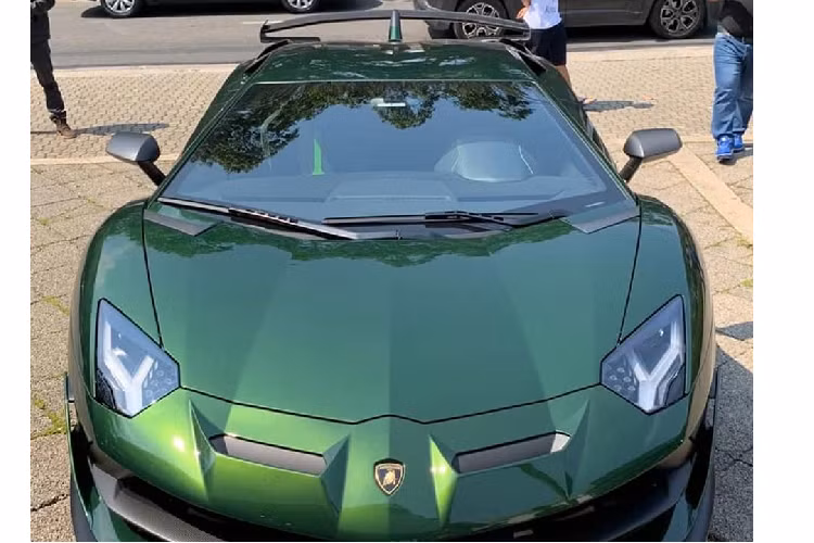 Màu sơn Verde Ermes trên Lamborghini Aventador SVJ được pha theo phong cách màu Metallic (kim loại) với phần nền màu xanh lá hòa quyện với một lớp sơn vàng trước khi được phủ bóng nhiều lớp nhằm hoàn thiện kiểu màu kim loại đặc trưng. Thêm vào đó, khi ra nắng, màu sơn vàng sẽ khiến màu xanh lá trở nên sáng hơn và tạo ra những hạt ánh kim đẹp mắt.