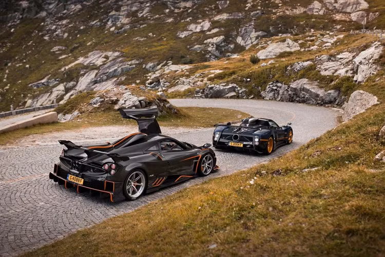 Hai chiếc Pagani độc nhất thế giới này đều thuộc sở hữu của doanh nhân người Nga, ông chủ hãng độ xe Topcar nổi tiếng. Chiếc Pagani Zonda 760 này có tên Unica được hoàn thiện bằng sợi carbon ở nửa dưới xe và gam màu xanh cùng nhiều chi tiết được lấy cảm hứng từ Zonda Tricolore.