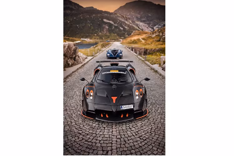 Chiếc Pagani còn lại là một trong năm chiếc Huayra Imola được hãng siêu xe này bí mật phát triển, sản xuất và giao đến tay khách hàng. Mỗi chiếc xe sẽ được tùy biến riêng theo sở thích của chủ nhân. Ở đây, chiếc Imola của doanh nhân này có được bộ thân vỏ được làm bằng sợi carbon, đi cùng với các đường viền màu cam ở những chi tiết khí động học trên xe.