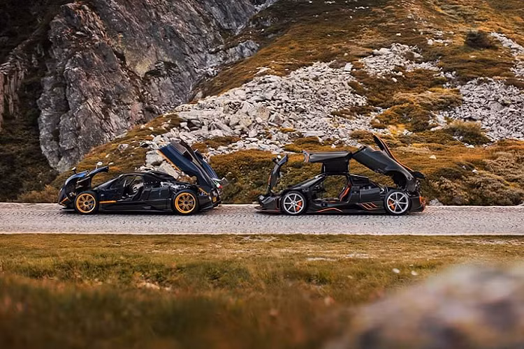 Về phần Pagani Huayra Imola, hãng siêu xe đến từ Ý chỉ mới công bố tên dòng xe cùng số lượng sản xuất là 5 chiếc mà không kèm theo bất cứ thông tin nào về động cơ và khả năng vận hành của xe. Đến nay, đã có hai chiếc Huayra Imola được giao trên tổng số năm chiếc. Chiếc Imola thứ 2 có phần “lòe loẹt” hơn chiếc này và được định cư tại Mỹ.