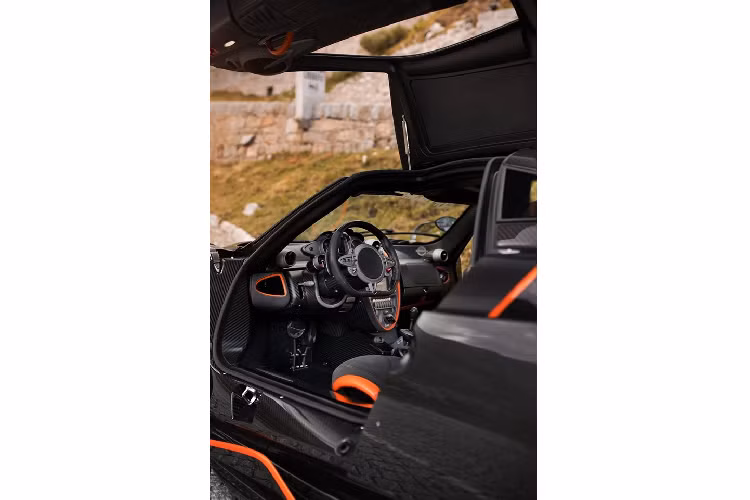 Là một mẫu xe được xây dựng với mục đích phục vụ chủ nhân trên đường đua, Huayra Imola có được khoang nội thất được sử dụng nhiều loại vật liệu nhẹ như nhôm và sợi carbon cũng như da lộn Alcantara. Những chi tiết này không chỉ nhẹ, chúng cũng là một trong những loại vật liệu đẹp mắt và cao cấp nhất được sử dụng trên xe hơi.