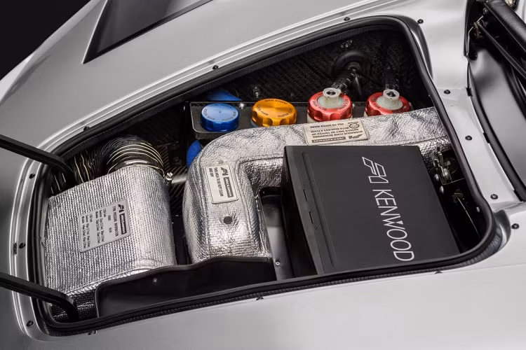 Thêm vào đó, đây cũng là chiếc xe có tốc độ tối đa nhanh nhất thế giới vào thời điểm đó và nó chỉ bị giới hạn bởi chính tốc độ giới hạn của động cơ.