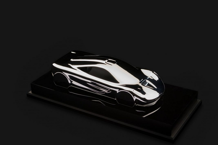 Mclaren F1 sử dụng động cơ V12 6.2 lít, hút khí tự nhiên do BMW cung cấp. Khối động cơ này có khả năng sản sinh công suất cực đại 627 mã lực, sức mạnh thông qua hộp số sàn 6 cấp truyền đến bánh sau. Xe có khả năng tăng 100 km/h trong 3,2 giây, tốc độ tối đa của Mclaren F1 là 387 km/h.