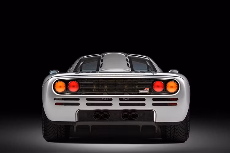 Đi vào sản xuất từ năm 1992 đến năm 1994, Mclaren F1 là mẫu xe thương mại đỉnh cao của thập kỷ 90. Nó sở hữu những công nghệ tối tân nhất thời bấy giờ, động cơ V12 hút khí tự nhiên mạnh mẽ cùng thiết kế khí động học do Gordon Murray đảm trách.