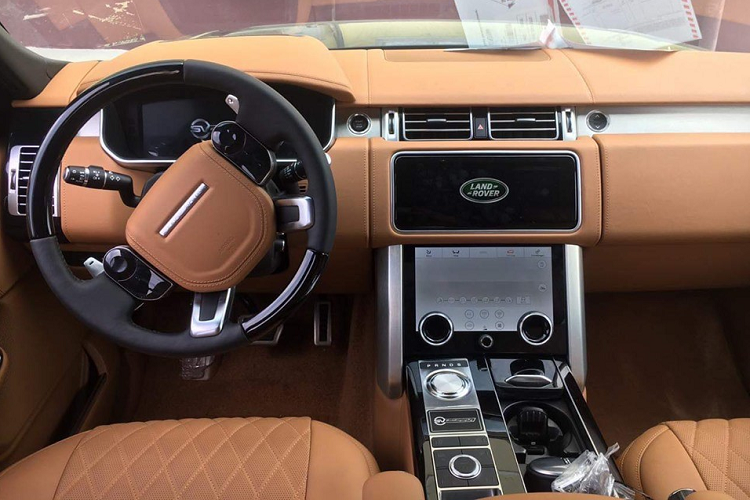 Bên trong khoang lái của Range Rover SVAutobiography 2019 còn có các trang bị nổi bật như hệ thống giải trí InControl Touch Pro Duo sử dụng 2 màn hình cảm ứng 10 inch trên bảng điều khiển trung tâm. Hàng ghế sau có thêm 2 màn hình giải trí, đồng hồ Zenith, bàn làm việc và hộc đựng đồ lớn khá tiện ích.