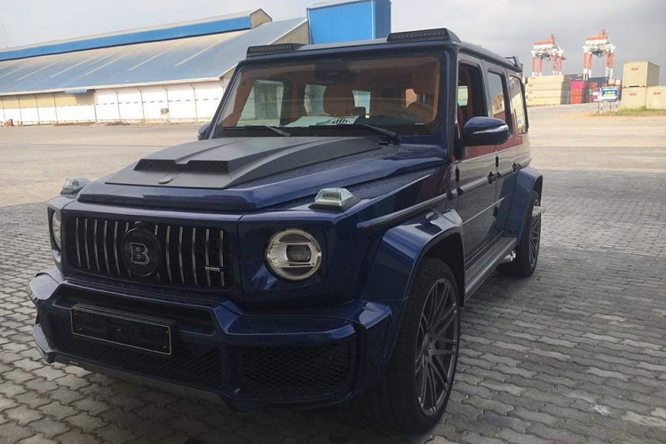 Riêng chiếc SUV hạng sang Mercedes-AMG G63 màu xanh Brilliant Blue lại có lý lịch khá đặc biệt, xe mang trên mình bản độ Brabus 800 Widestar rất cá tính và động cơ cũng thuộc diện khủng.
