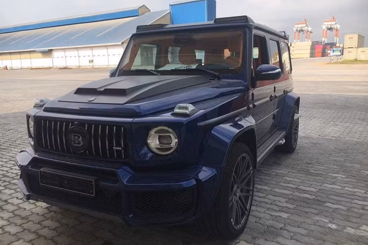 Riêng chiếc SUV hạng sang Mercedes-AMG G63 màu xanh Brilliant Blue lại có lý lịch khá đặc biệt, xe mang trên mình bản độ Brabus 800 Widestar rất cá tính và động cơ cũng thuộc diện khủng.
