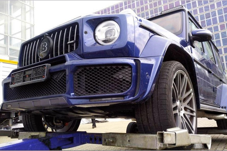 So với Mercedes-AMG G63 tiêu chuẩn, phiên bản độ của Brabus có ngoại hình sắc sảo hơn và khối động cơ V8, dung tích 4.0 lít, tăng áp kép cũng được "thông nòng". Trên phiên bản Brabus 800 Widestar, xe có công suất cực đại tăng thêm 212 mã lực, lên mức 789 "con ngựa" tại vòng tua máy 6.600 vòng/phút và mô-men xoắn đạt mức 1.000 Nm, tăng 150 Nm tại vòng tua máy 3.600 vòng/phút.
