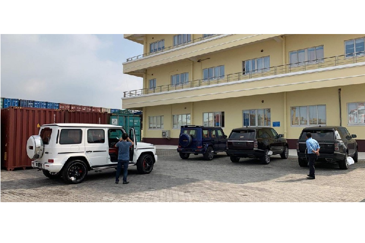 4 chiếc xe SUV hạng sang này chia đều cho Mercedes-AMG G63 đời mới và Range Rover SVAutobiography 2019, mỗi dòng xe đều có hai chiếc. Tổng giá trị cho lô hàng này được dự đoán không dưới 60 tỷ đồng.