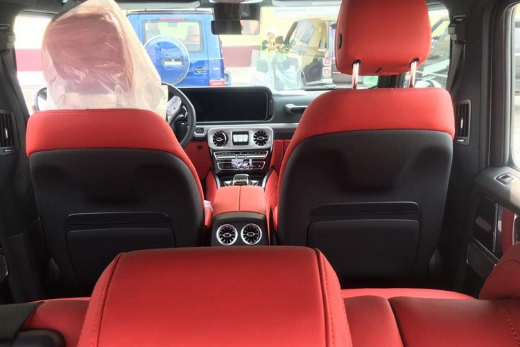 Trong đó, chiếc xe Mercedes-AMG G63 màu trắng đi kèm nội thất đỏ khá "sexy".