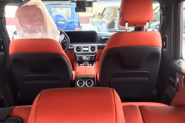 Trong đó, chiếc xe Mercedes-AMG G63 màu trắng đi kèm nội thất đỏ khá "sexy".