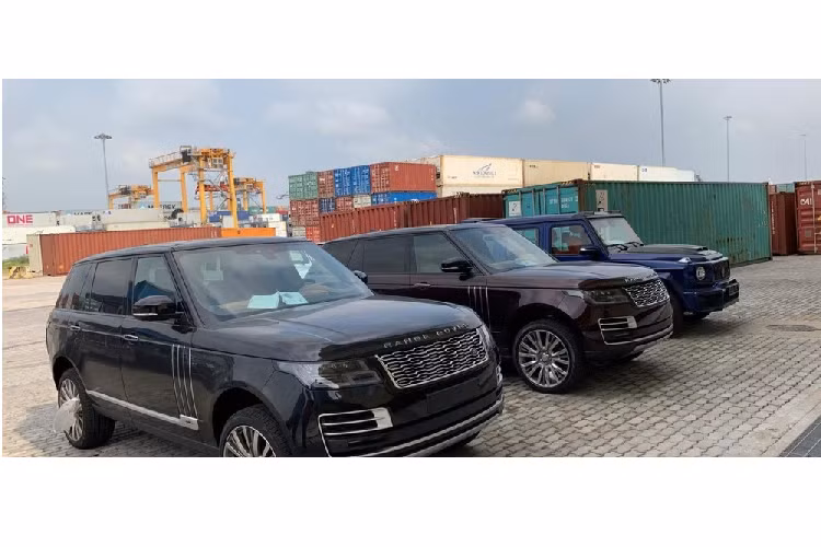 Ngoại hình của Range Rover SVAutobiography 2019 so với các phiên bản Range Rover đời 2018 đang có mặt tại Việt Nam có sự khác biệt ở logo SVAutobiography phía đuôi xe, ở giữa hai cửa xe là logo Special Vehicle. Mỗi chiếc xe có thêm cặp ly khắc dòng chữ SVAutobiography.