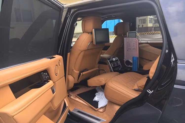Thuộc phiên bản bốn chỗ ngồi, vì thế, hai chiếc Range Rover SVAutobiography 2019 mới về Việt Nam có hàng ghế sau độc lập, thương gia với bệ đỡ chân kèm chức năng sưởi và điều chỉnh 22 hướng khác nhau.